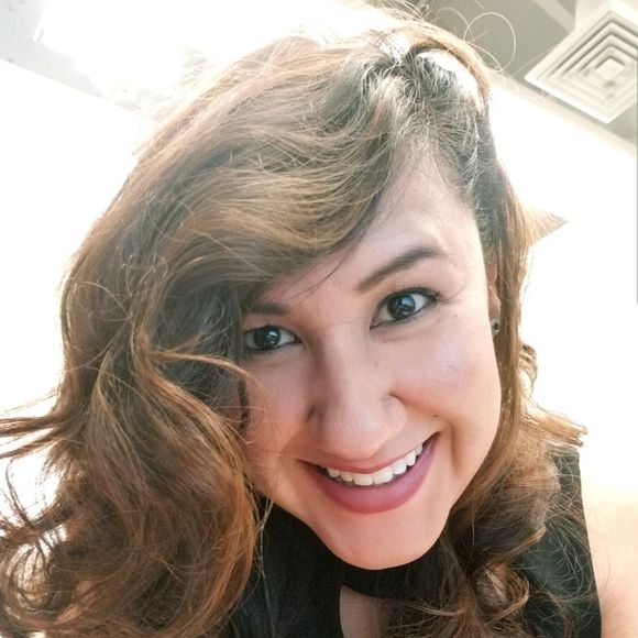 Meet your Posher, Claudia - Picture 1 of 1